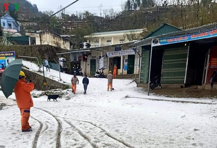 anh: mua da trang nhu tuyet phu kin mat dat o lai chau hinh 2