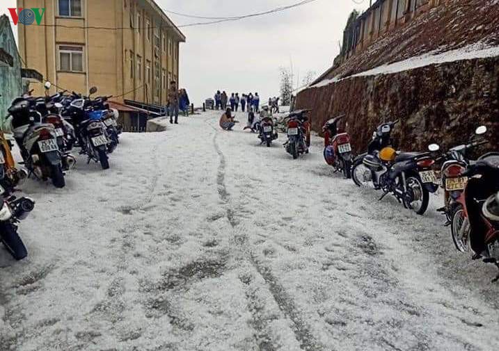 anh: mua da trang nhu tuyet phu kin mat dat o lai chau hinh 4