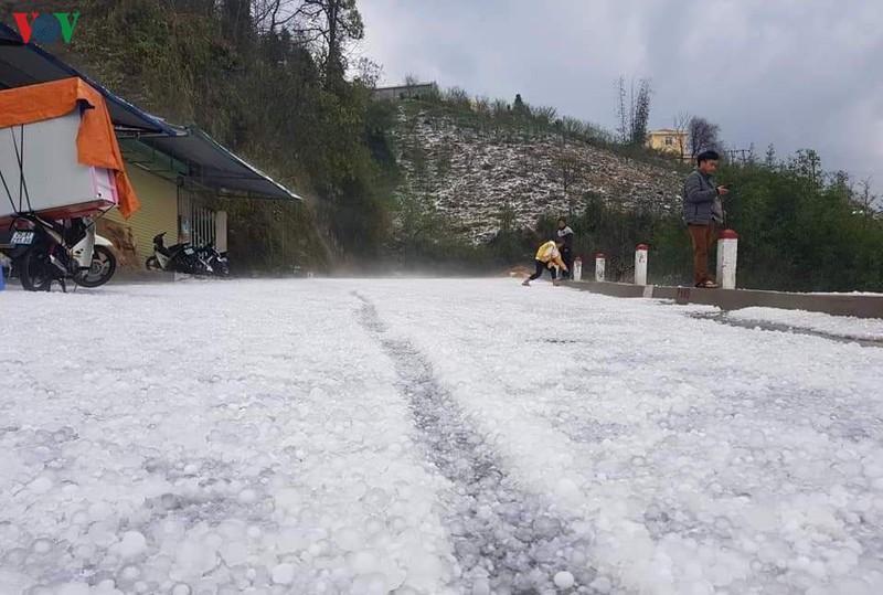 anh: mua da trang nhu tuyet phu kin mat dat o lai chau hinh 5