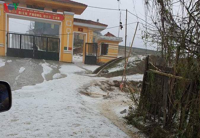 anh: mua da trang nhu tuyet phu kin mat dat o lai chau hinh 7