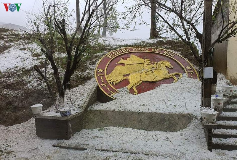 anh: mua da trang nhu tuyet phu kin mat dat o lai chau hinh 8