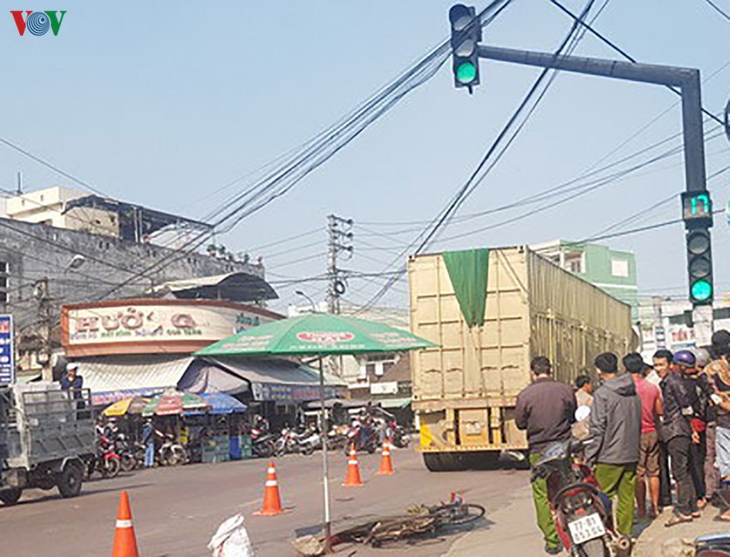 binh dinh: 1 phu nu di xe dap tu vong do tai nan giao thong hinh 1