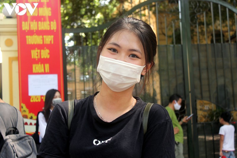 thi sinh deo khau trang kin mit, xep hang gian cach lam thu tuc du thi hinh 17