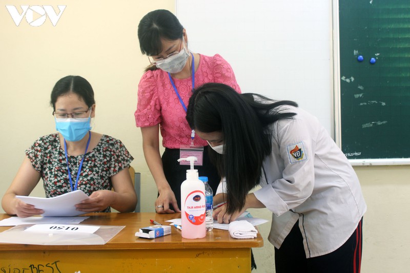 thi sinh deo khau trang kin mit, xep hang gian cach lam thu tuc du thi hinh 10