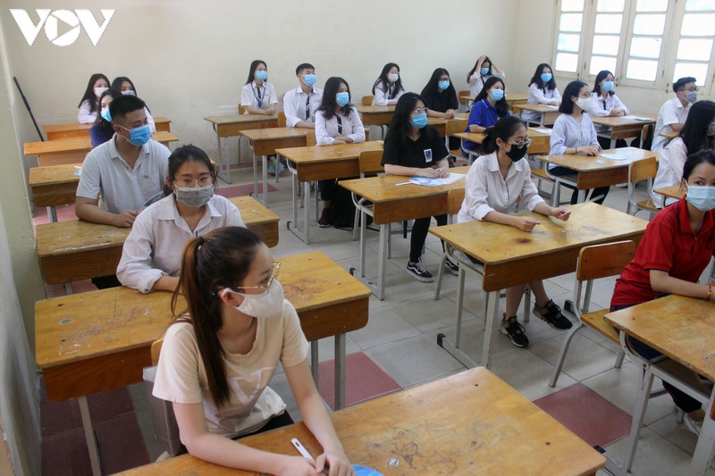 thi sinh deo khau trang kin mit, xep hang gian cach lam thu tuc du thi hinh 9