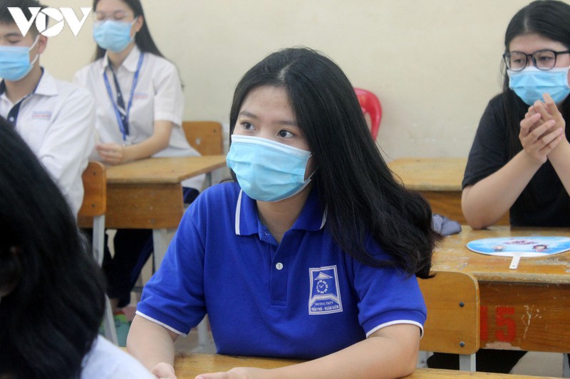 thi sinh deo khau trang kin mit, xep hang gian cach lam thu tuc du thi hinh 16