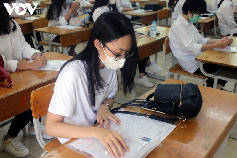 thi sinh deo khau trang kin mit, xep hang gian cach lam thu tuc du thi hinh 11