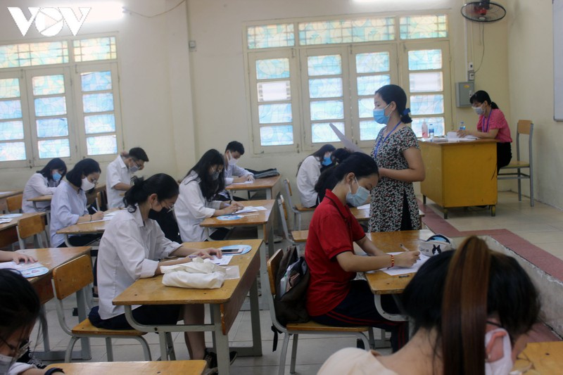 thi sinh deo khau trang kin mit, xep hang gian cach lam thu tuc du thi hinh 13