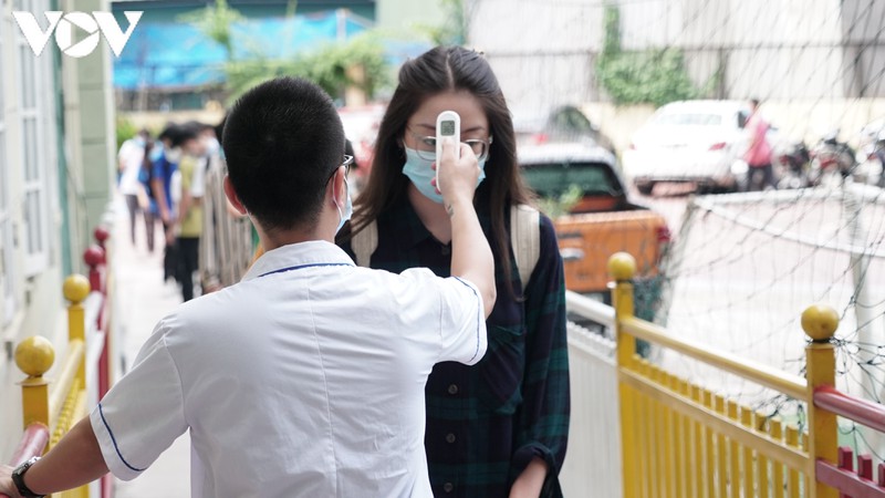 thi sinh deo khau trang kin mit, xep hang gian cach lam thu tuc du thi hinh 2