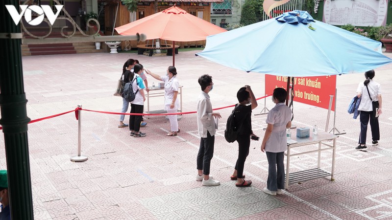 thi sinh deo khau trang kin mit, xep hang gian cach lam thu tuc du thi hinh 1