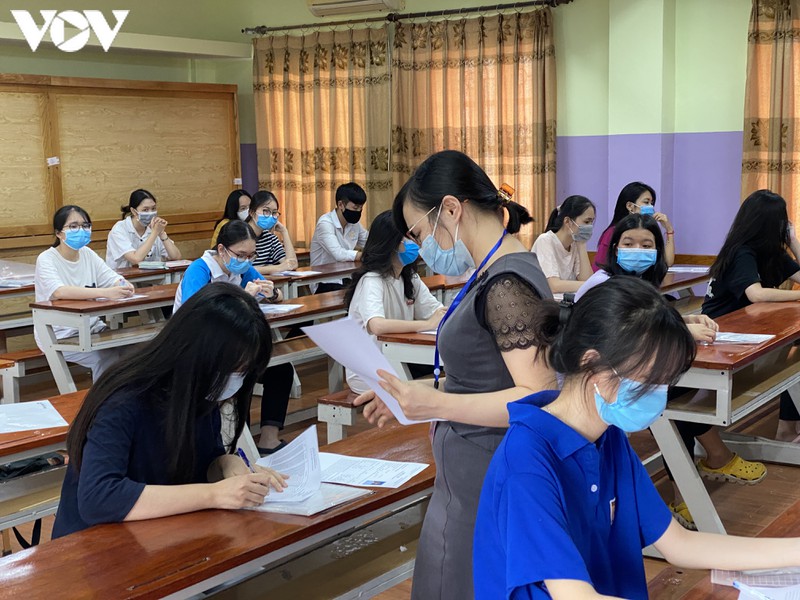 thi sinh deo khau trang kin mit, xep hang gian cach lam thu tuc du thi hinh 4