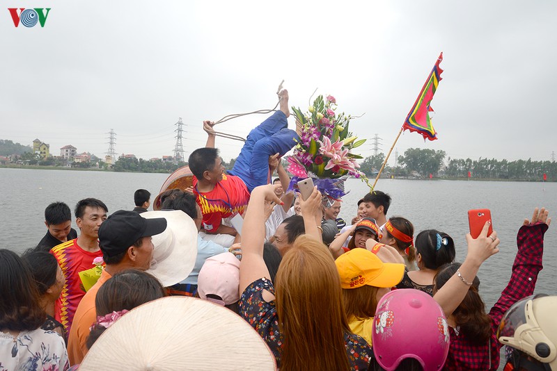 can canh: giai dua thuyen rong ky niem chien thang bach dang  hinh 13