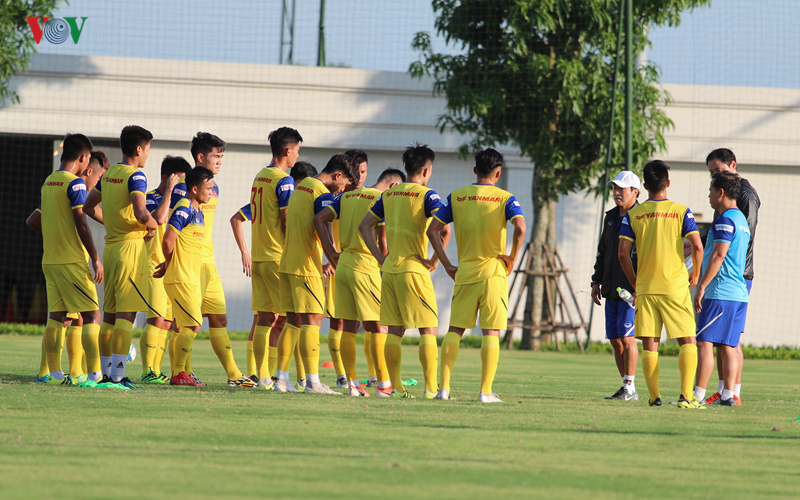 u22 viet nam tap luyen duoi nang gat, san sang "thu lua" voi kitchee hinh 1
