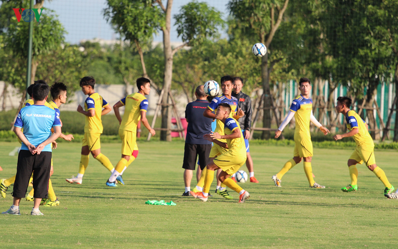 u22 viet nam tap luyen duoi nang gat, san sang "thu lua" voi kitchee hinh 2