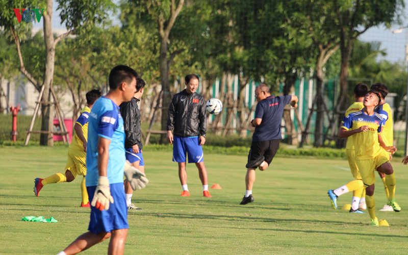 u22 viet nam tap luyen duoi nang gat, san sang "thu lua" voi kitchee hinh 3