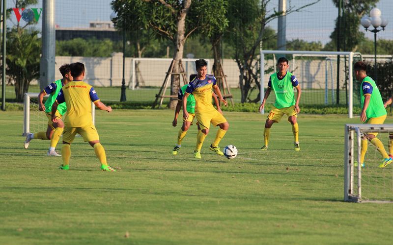 u22 viet nam tap luyen duoi nang gat, san sang "thu lua" voi kitchee hinh 5