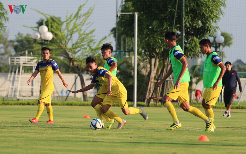 u22 viet nam tap luyen duoi nang gat, san sang "thu lua" voi kitchee hinh 6
