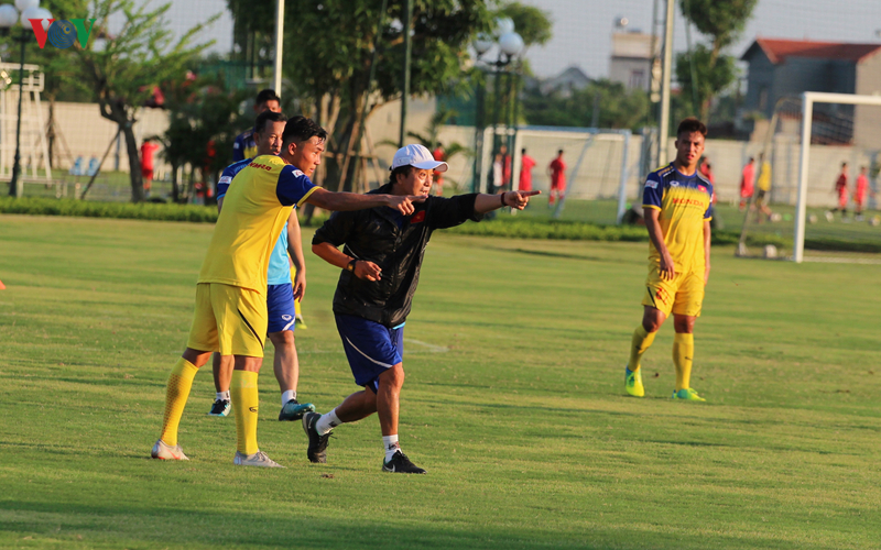 u22 viet nam tap luyen duoi nang gat, san sang "thu lua" voi kitchee hinh 8