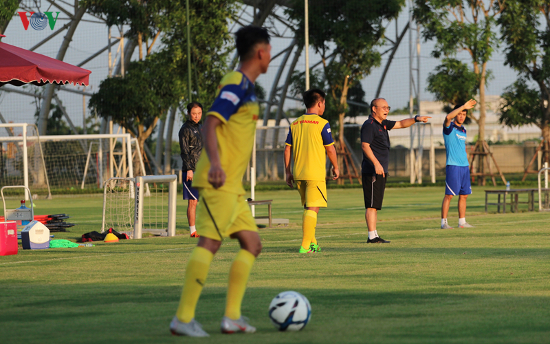 u22 viet nam tap luyen duoi nang gat, san sang "thu lua" voi kitchee hinh 9