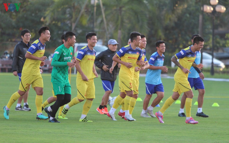 dt viet nam thieu vang mot nua doi hinh trong buoi tap dau tien hinh 3