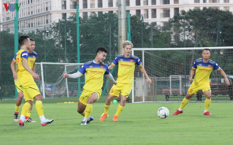 dt viet nam thieu vang mot nua doi hinh trong buoi tap dau tien hinh 7