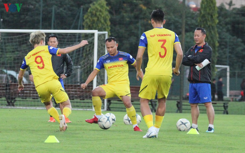 dt viet nam thieu vang mot nua doi hinh trong buoi tap dau tien hinh 8