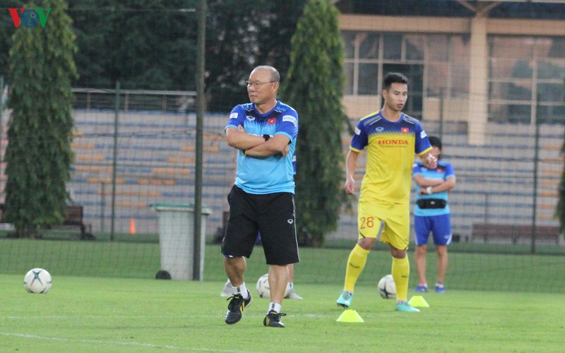 dt viet nam thieu vang mot nua doi hinh trong buoi tap dau tien hinh 9