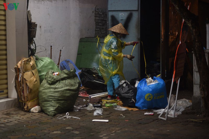 nhung nguoi lang le giu gin ha noi sach dep trong mua dich covid-19 hinh 1