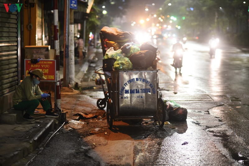 nhung nguoi lang le giu gin ha noi sach dep trong mua dich covid-19 hinh 4