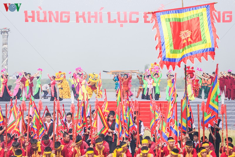 anh: hung trang man dien xuong hoi quan tren dong luc dau giang hinh 13