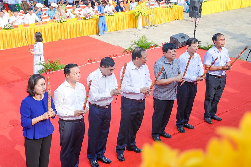 hang van du khach toi le khai hoi mua thu con son kiep bac 2019 hinh 1