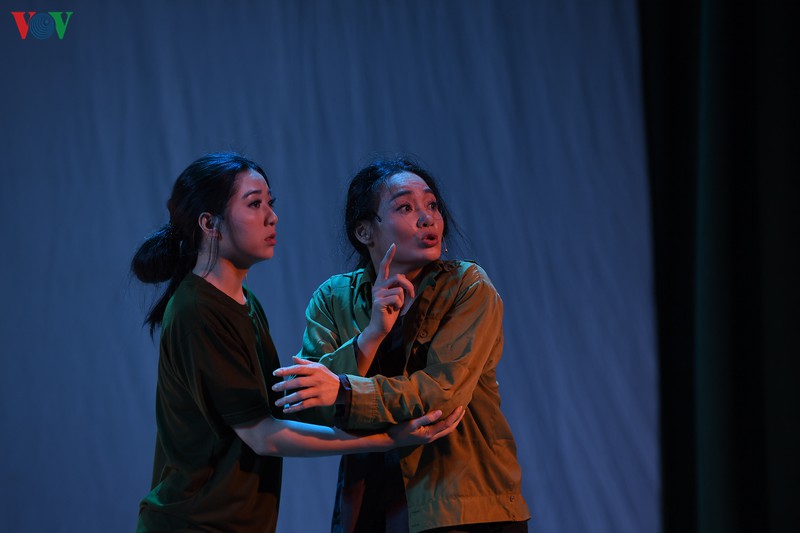 vo kich "duoi cat la nuoc" - cau chuyen xuc dong ve tinh yeu thuong va han thu hinh 3