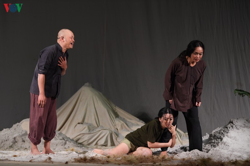 vo kich "duoi cat la nuoc" - cau chuyen xuc dong ve tinh yeu thuong va han thu hinh 11