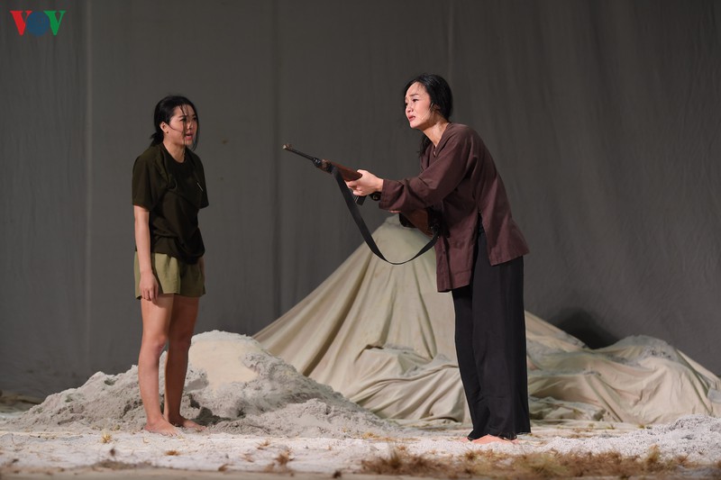 vo kich "duoi cat la nuoc" - cau chuyen xuc dong ve tinh yeu thuong va han thu hinh 10