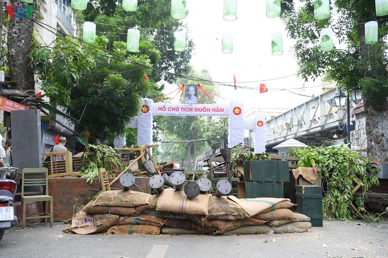 tai hien hoat canh tiep quan thu do tai pho bich hoa phung hung hinh 8