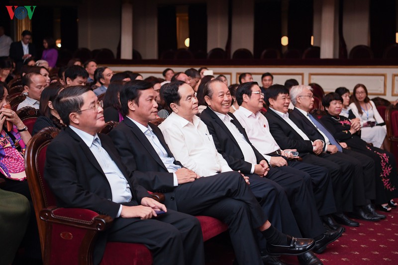 kich hat "ngan nam may trang" duoc gioi thieu den cac dai bieu quoc hoi hinh 2