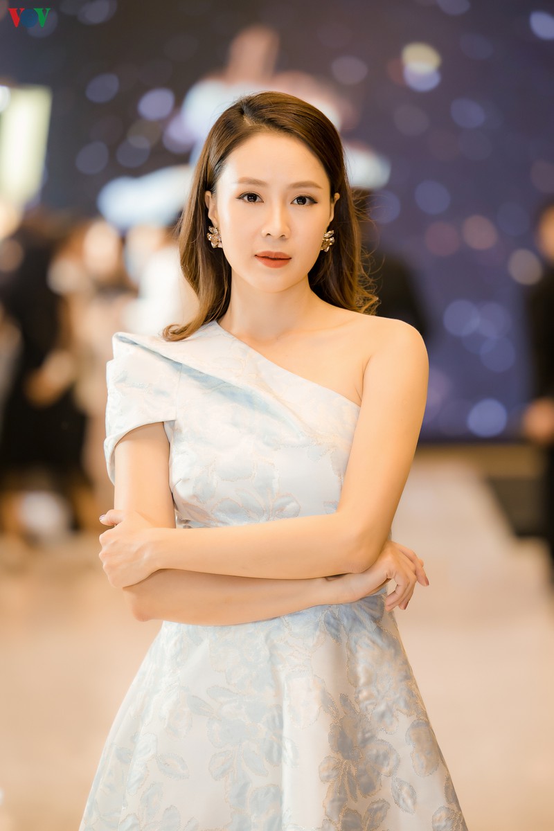 hong diem "hoa hong tren nguc trai" khoe nhan sac tre trung o tuoi u40 hinh 7