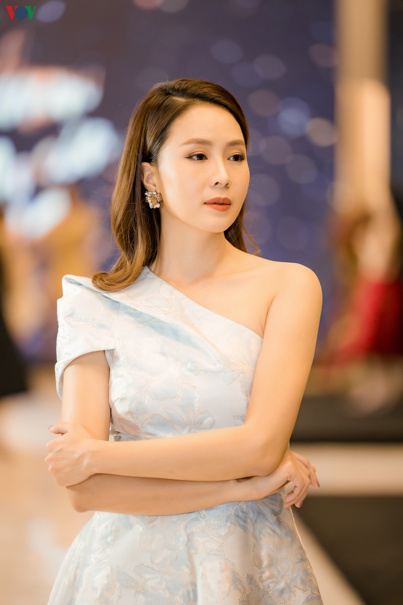 hong diem "hoa hong tren nguc trai" khoe nhan sac tre trung o tuoi u40 hinh 9