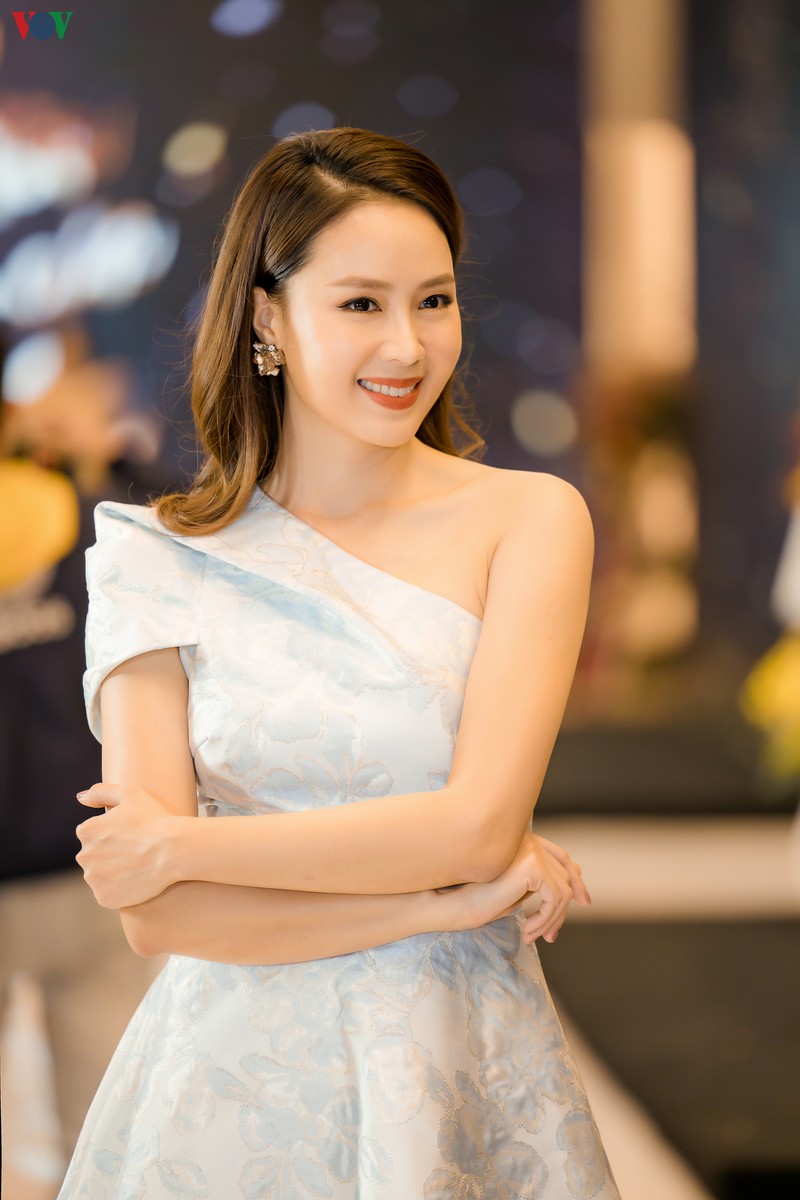 hong diem "hoa hong tren nguc trai" khoe nhan sac tre trung o tuoi u40 hinh 1