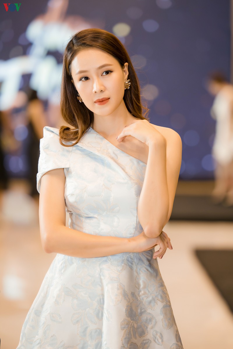 hong diem "hoa hong tren nguc trai" khoe nhan sac tre trung o tuoi u40 hinh 10
