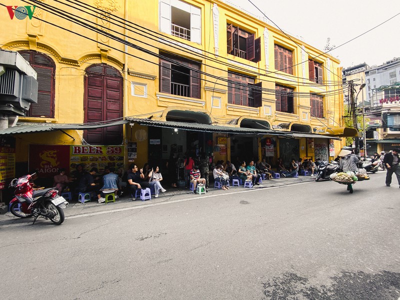 hinh anh vang ve, am dam tai cac quan cafe dip cuoi tuan vi covid-19 hinh 1