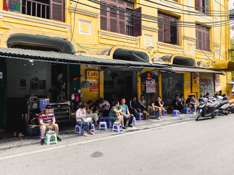 hinh anh vang ve, am dam tai cac quan cafe dip cuoi tuan vi covid-19 hinh 8