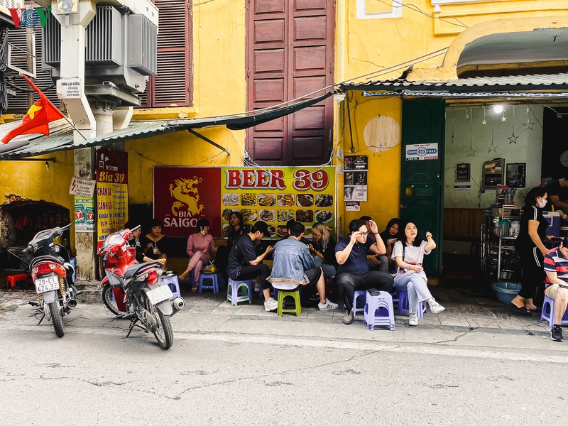 hinh anh vang ve, am dam tai cac quan cafe dip cuoi tuan vi covid-19 hinh 2