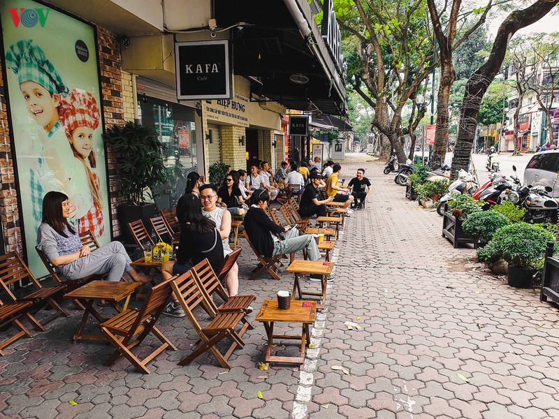 hinh anh vang ve, am dam tai cac quan cafe dip cuoi tuan vi covid-19 hinh 7