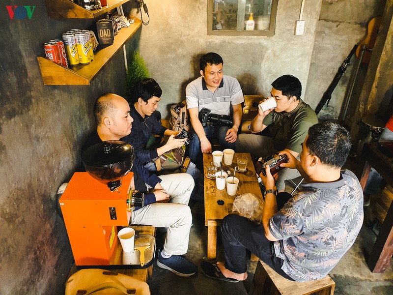 hinh anh vang ve, am dam tai cac quan cafe dip cuoi tuan vi covid-19 hinh 10