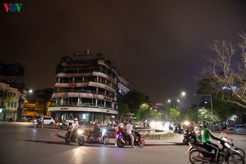 ha noi dang chong lay lan dich covid-19, nhieu nguoi van thich ra duong choi hinh 3