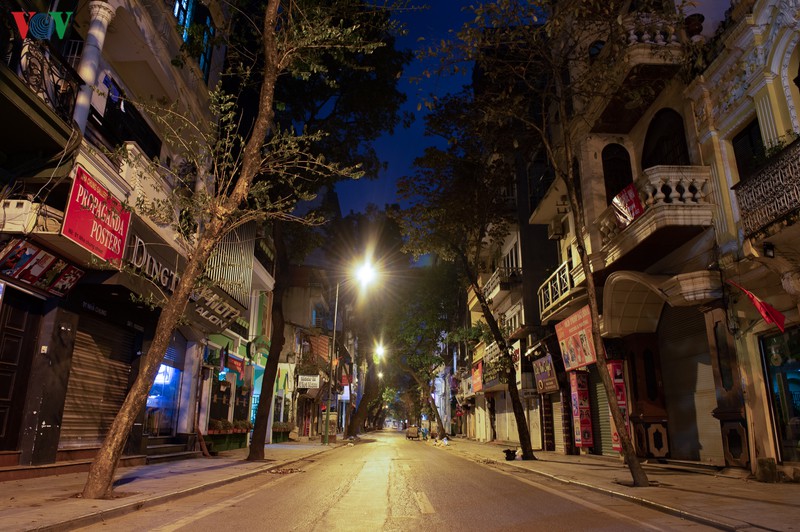 ha noi dang chong lay lan dich covid-19, nhieu nguoi van thich ra duong choi hinh 10