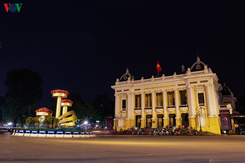 ha noi dang chong lay lan dich covid-19, nhieu nguoi van thich ra duong choi hinh 4
