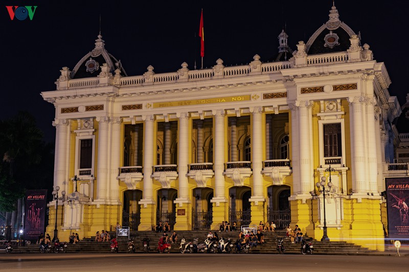 ha noi dang chong lay lan dich covid-19, nhieu nguoi van thich ra duong choi hinh 5