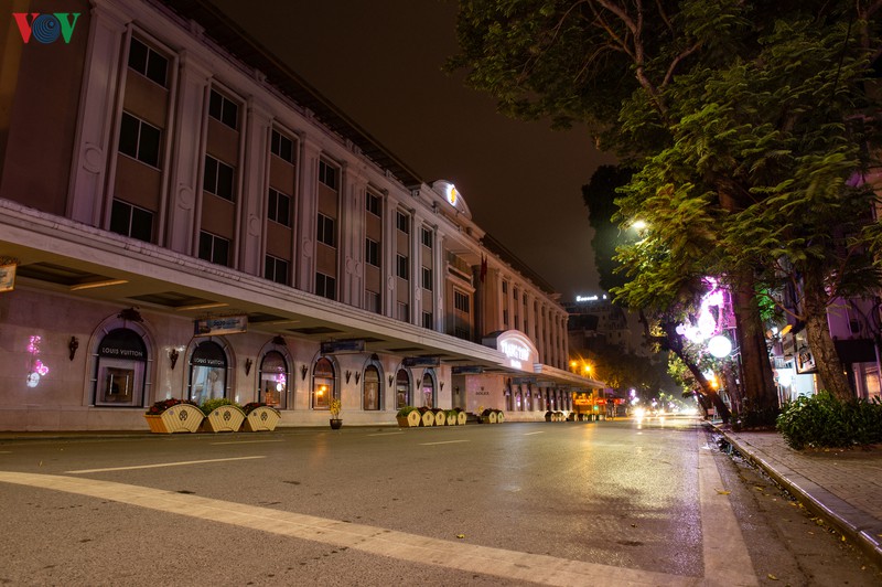 ha noi dang chong lay lan dich covid-19, nhieu nguoi van thich ra duong choi hinh 9
